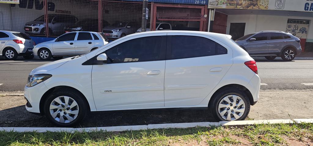 CHEVROLET Onix Hatch - Foto