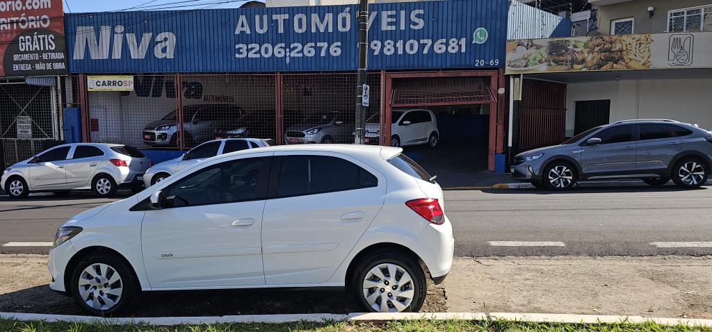 CHEVROLET Onix Hatch - Foto