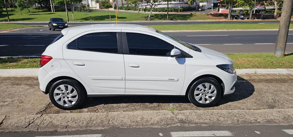 CHEVROLET Onix Hatch - Foto