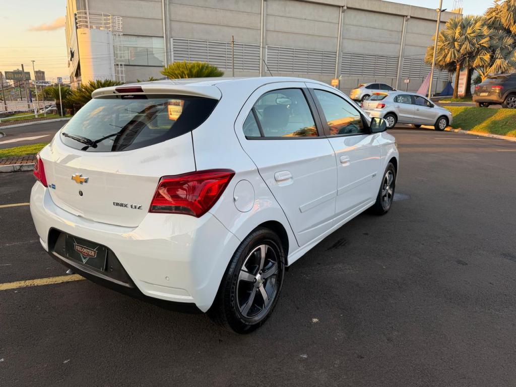 CHEVROLET Onix Hatch - Foto