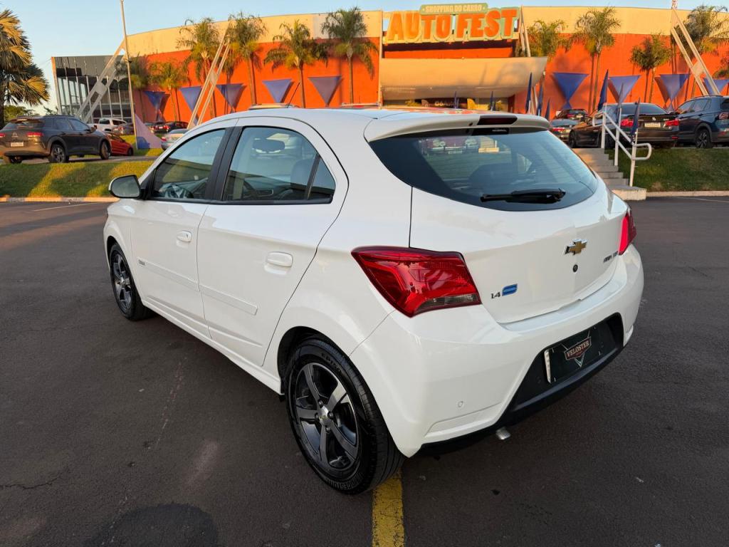 CHEVROLET Onix Hatch - Foto