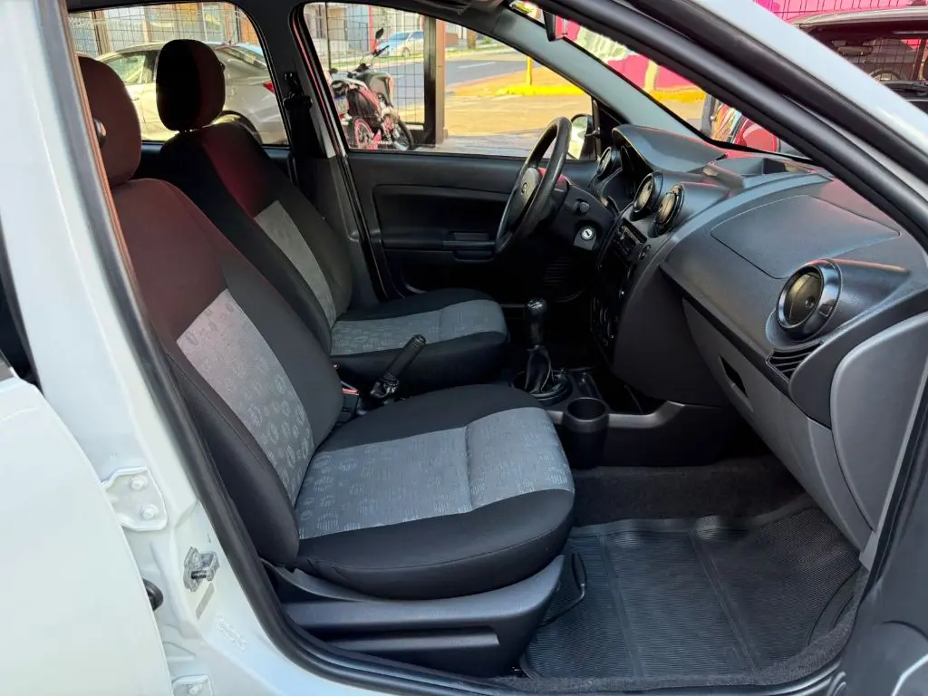 FORD Fiesta Hatch - Foto
