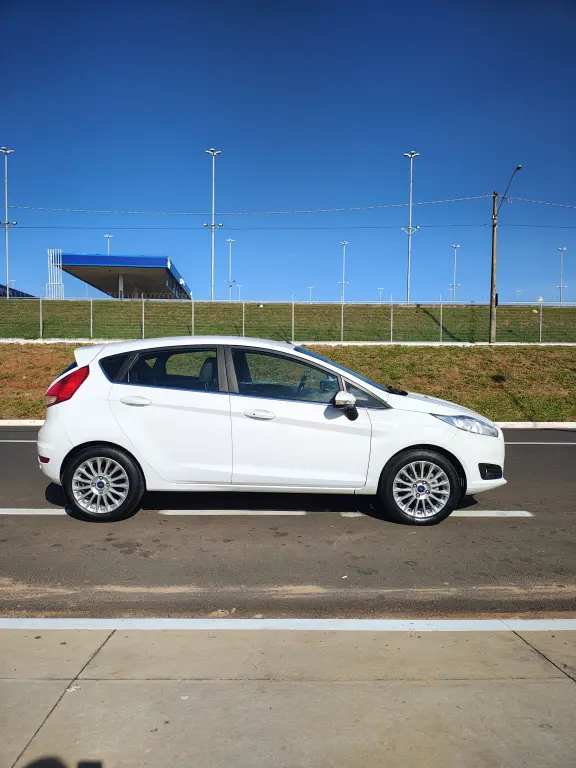 FORD Fiesta Hatch - Foto