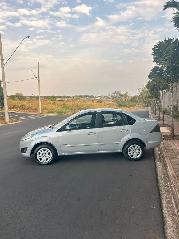 FORD Fiesta Sedan - Foto