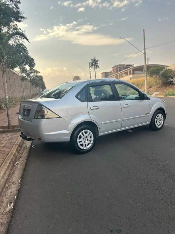 FORD Fiesta Sedan - Foto