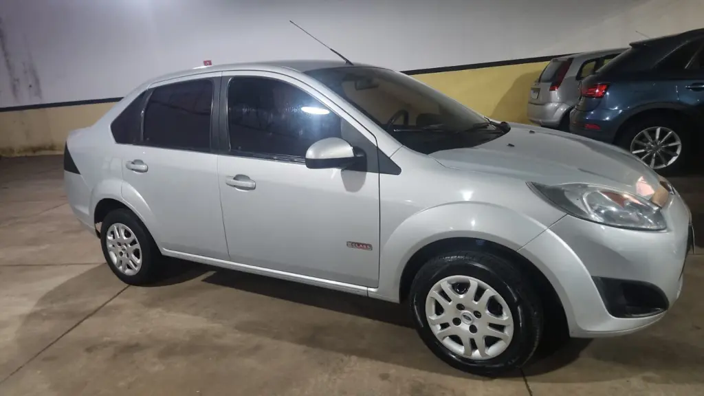 FORD Fiesta Sedan