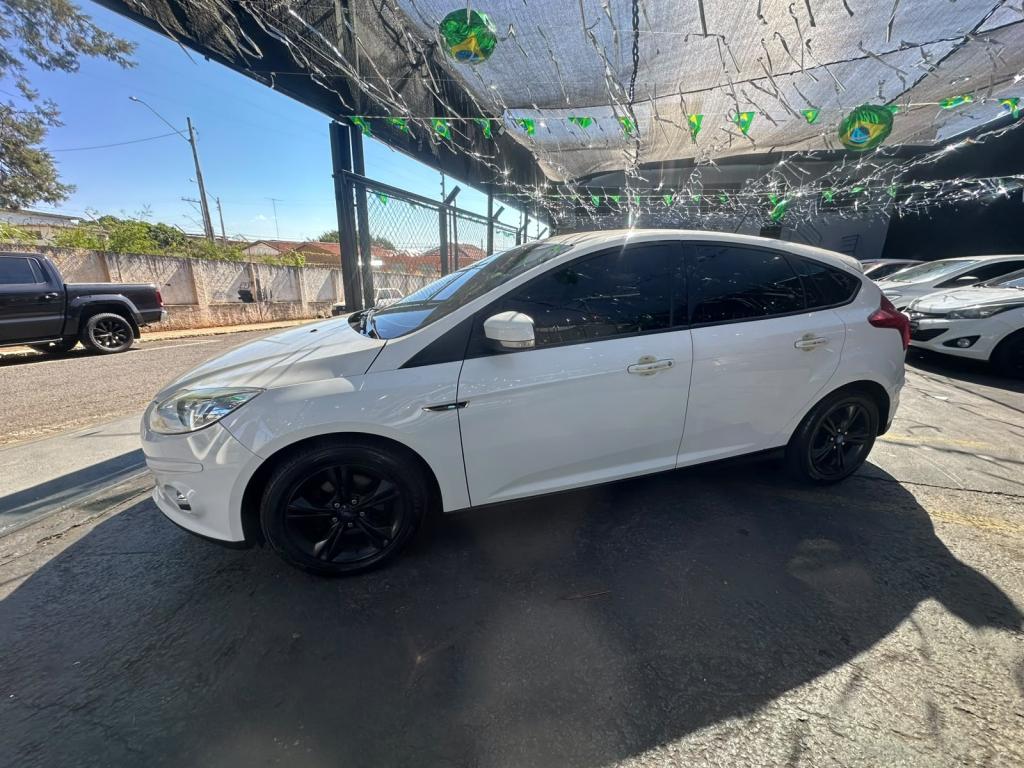 FORD Focus Hatch - Foto