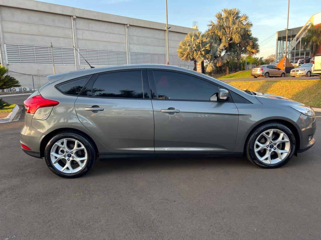 FORD Focus Hatch - Foto