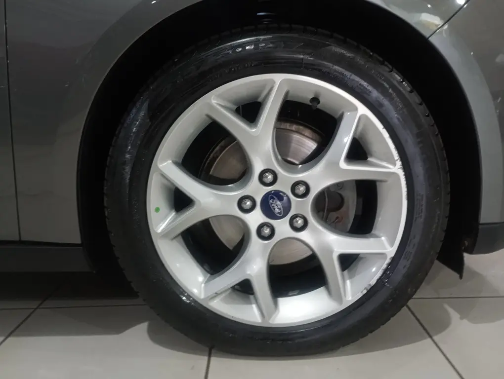 FORD Focus Hatch - Foto