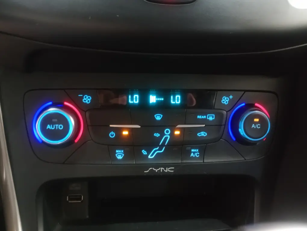 FORD Focus Hatch - Foto