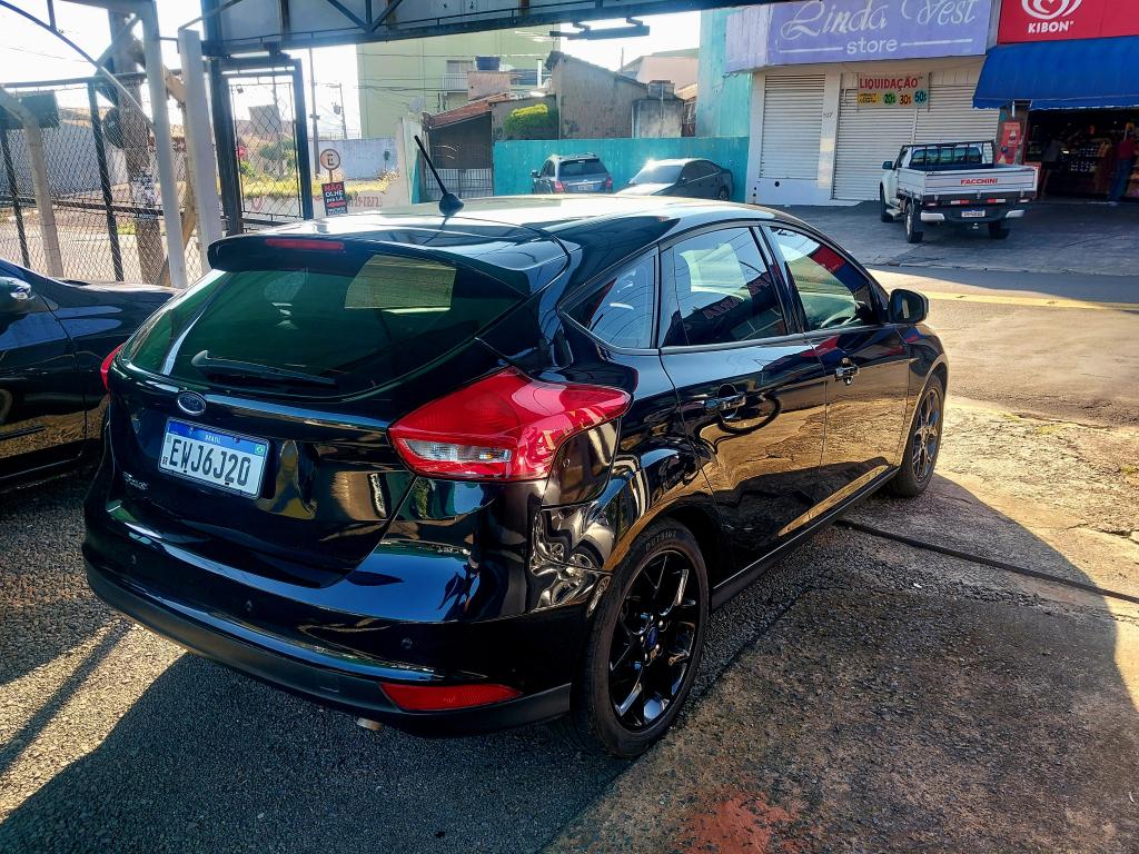 FORD Focus Hatch - Foto