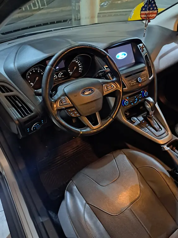 FORD Focus Sedan - Foto