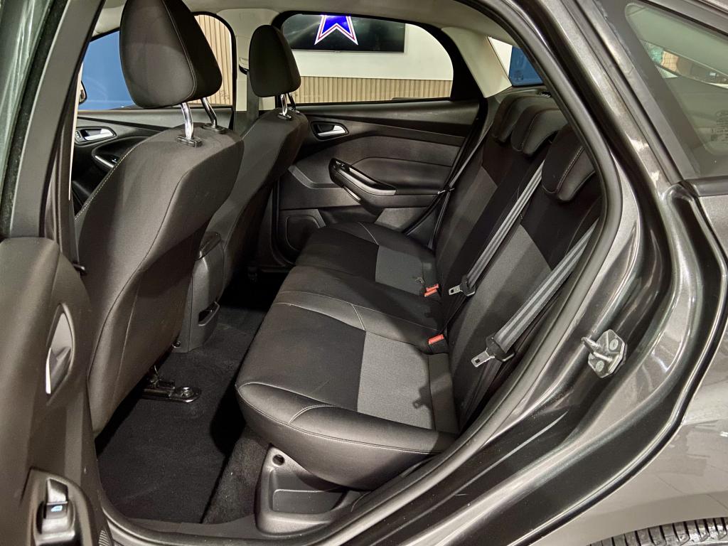 FORD Focus Sedan - Foto