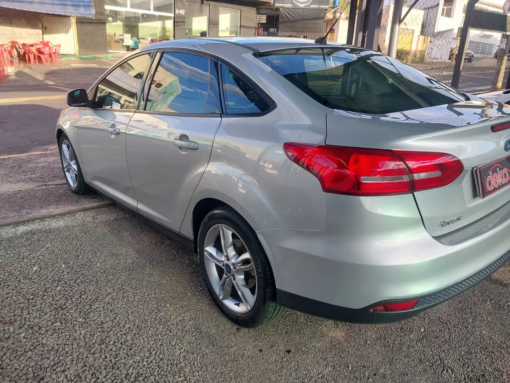 FORD Focus Sedan - Foto