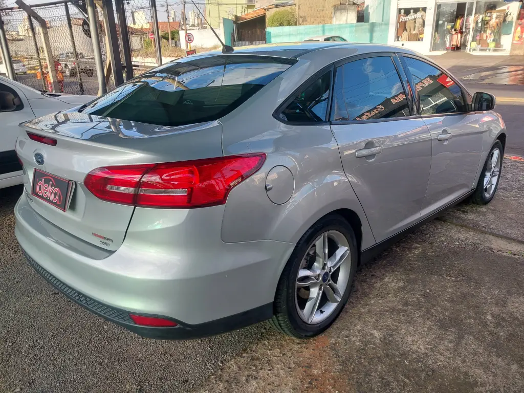 FORD Focus Sedan - Foto