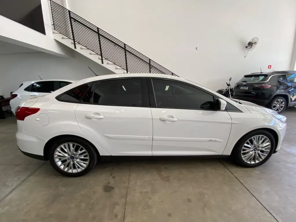 FORD Focus Sedan - Foto