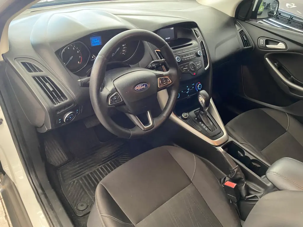 FORD Focus Sedan - Foto