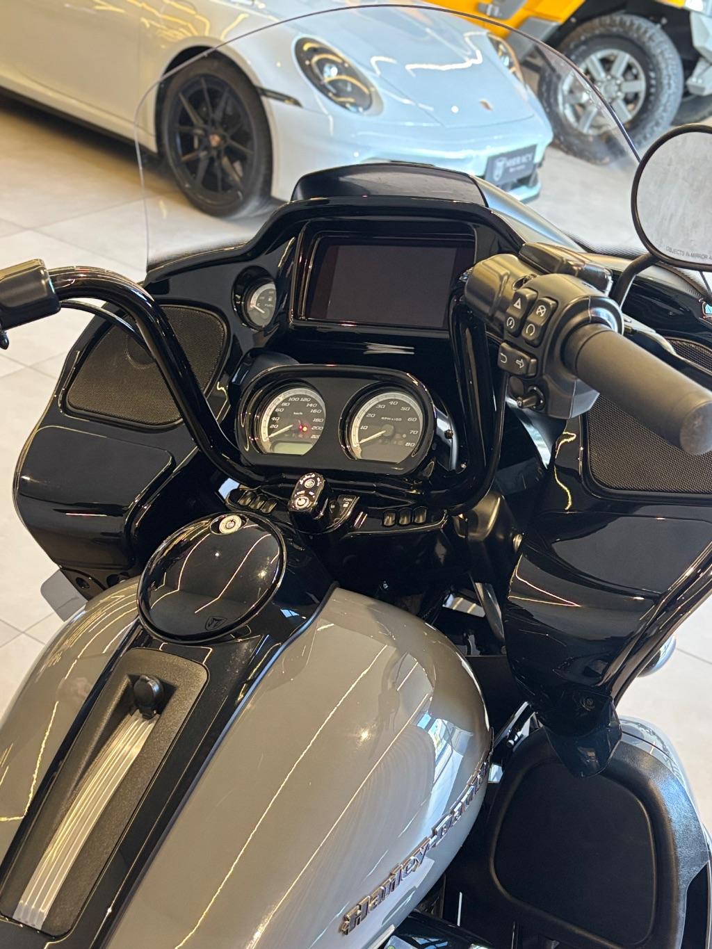 HARLEY DAVIDSON Road Glide Limited FLTRK - Foto