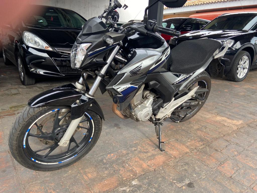 HONDA CB 250 F Twister - Foto