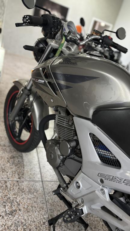 HONDA CB 250 F Twister - Foto