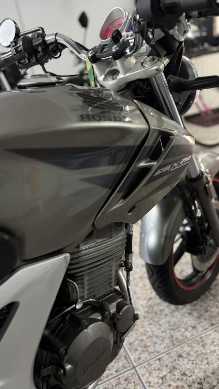 HONDA CB 250 F Twister - Foto
