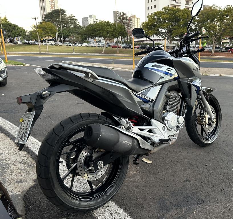 HONDA CB 250 F Twister - Foto