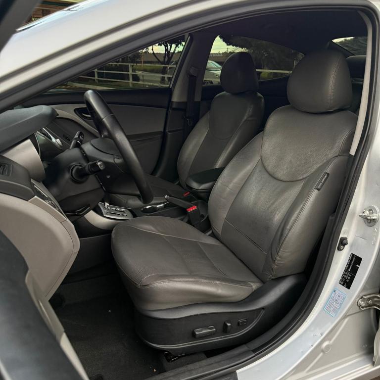 HYUNDAI Elantra - Foto