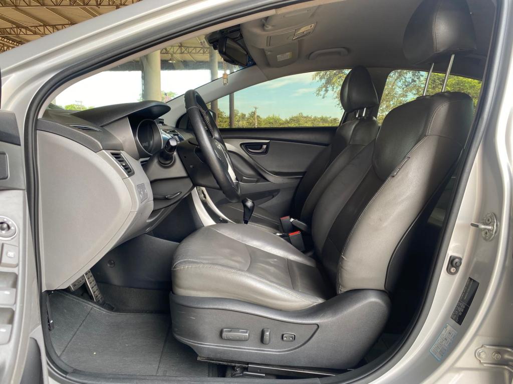 HYUNDAI Elantra - Foto