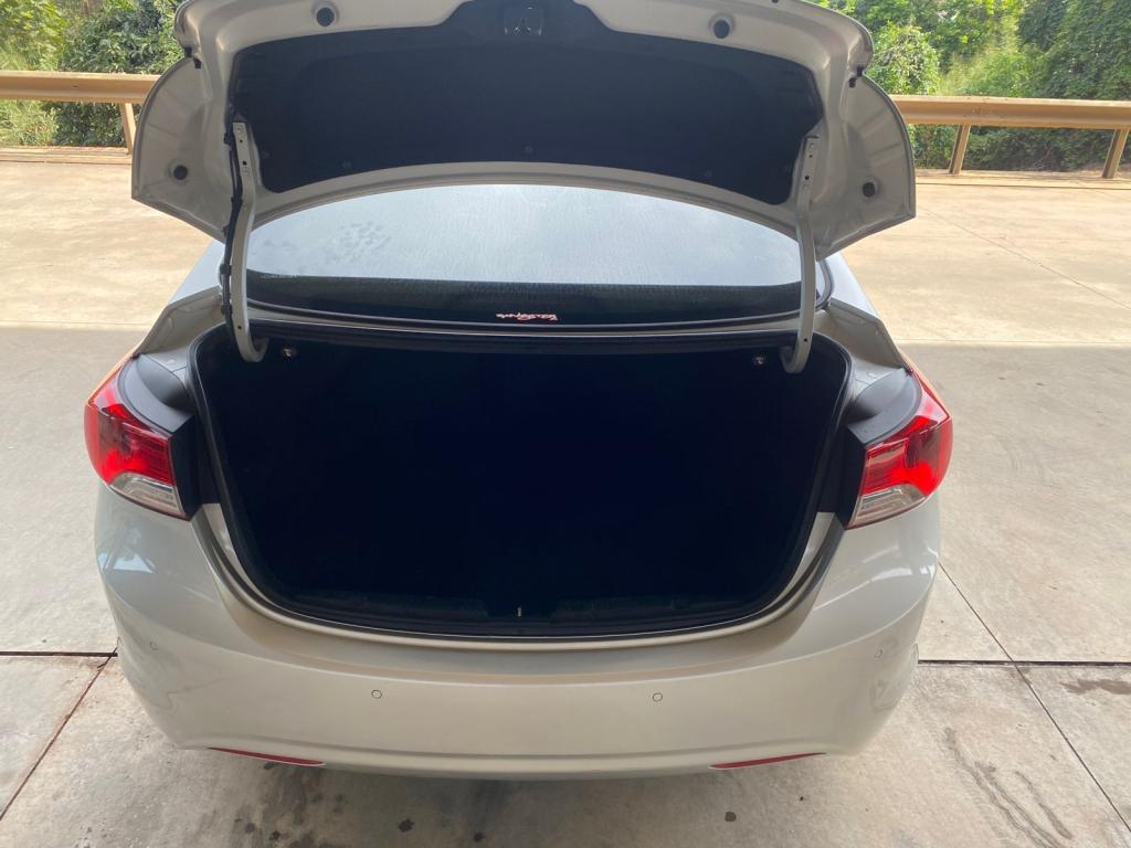 HYUNDAI Elantra - Foto