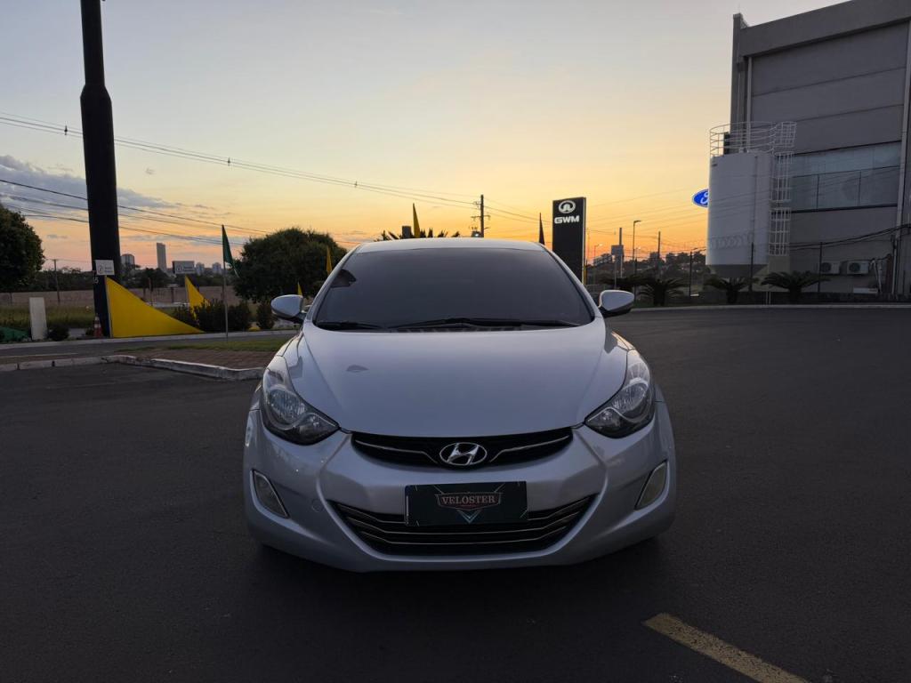 HYUNDAI Elantra - Foto