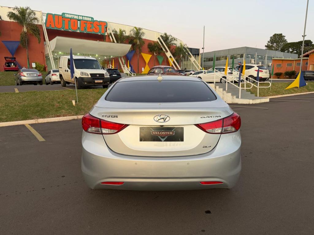 HYUNDAI Elantra - Foto