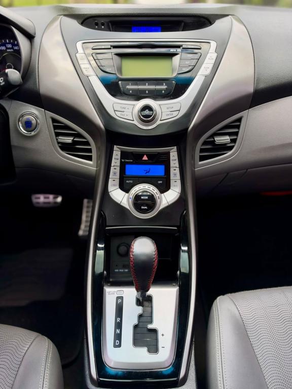 HYUNDAI Elantra - Foto