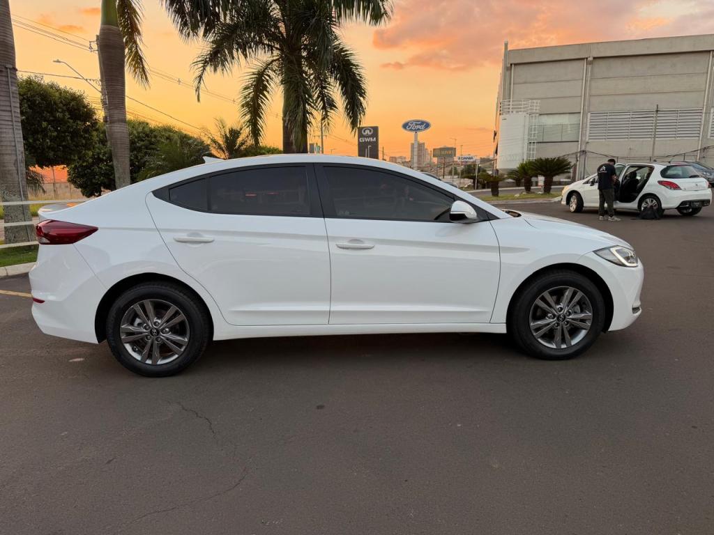 HYUNDAI Elantra - Foto