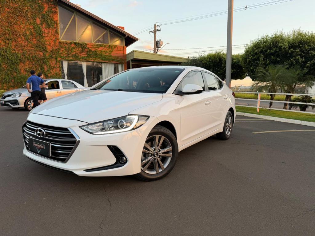 HYUNDAI Elantra - Foto