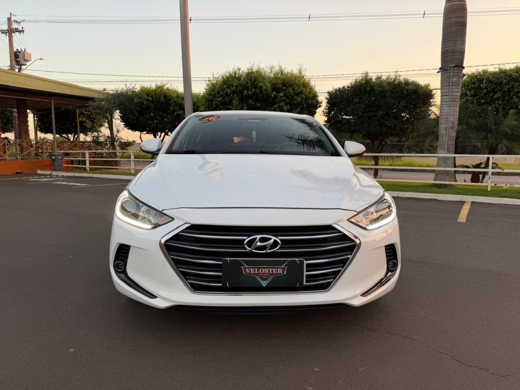 HYUNDAI Elantra - Foto