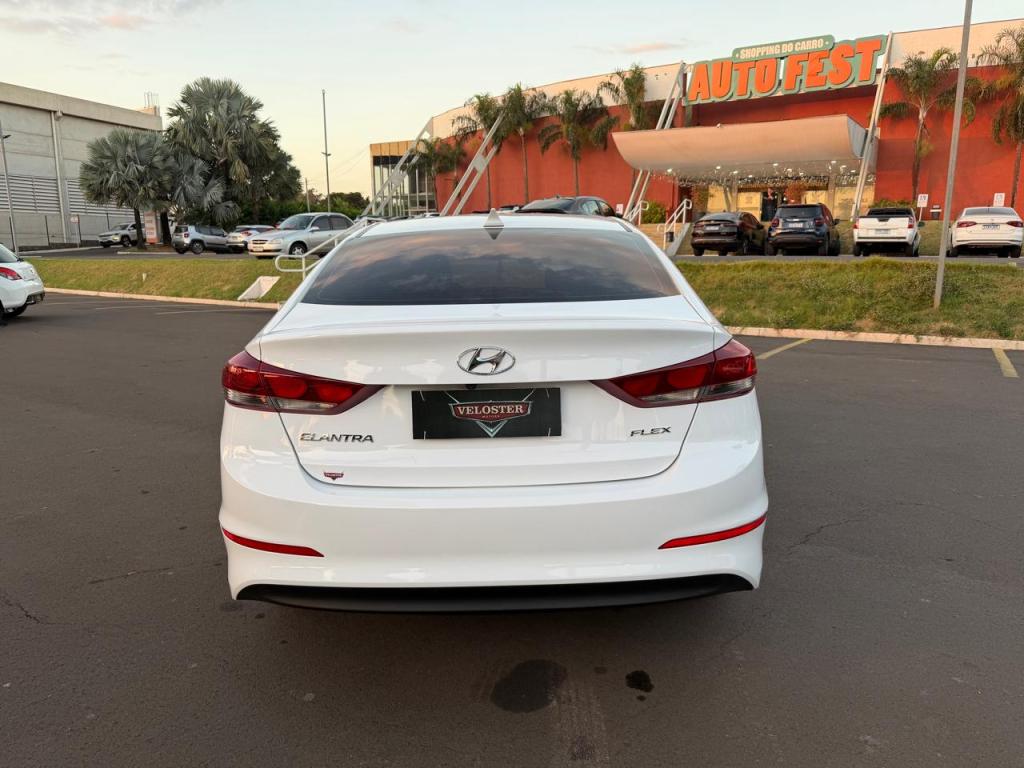 HYUNDAI Elantra - Foto