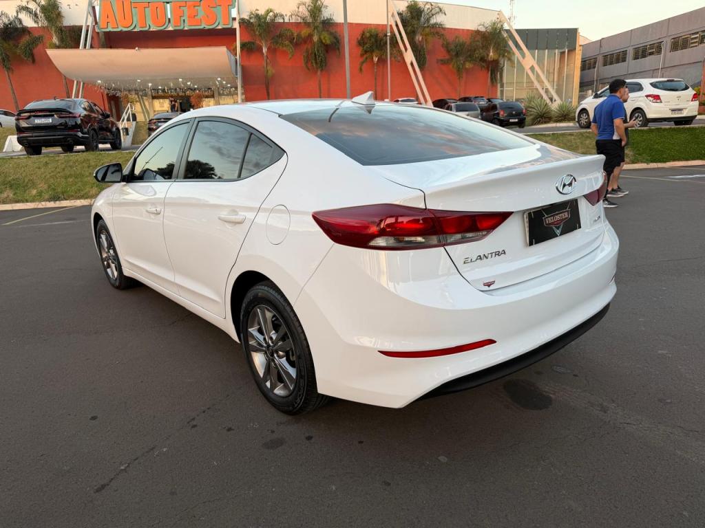 HYUNDAI Elantra - Foto
