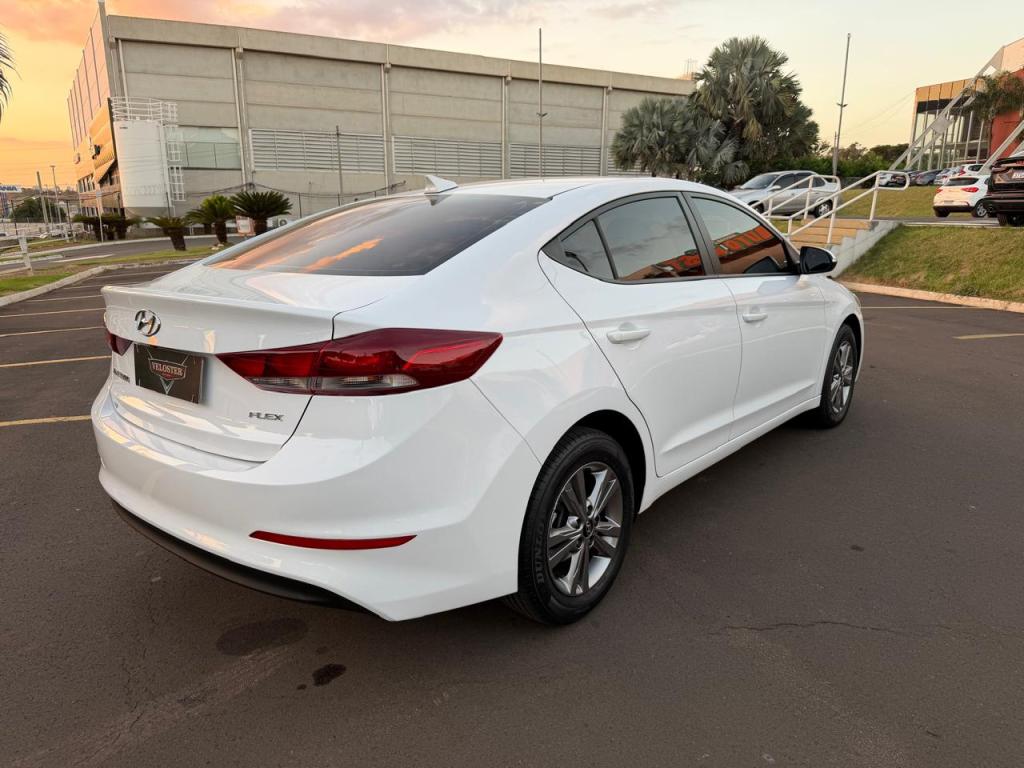 HYUNDAI Elantra - Foto