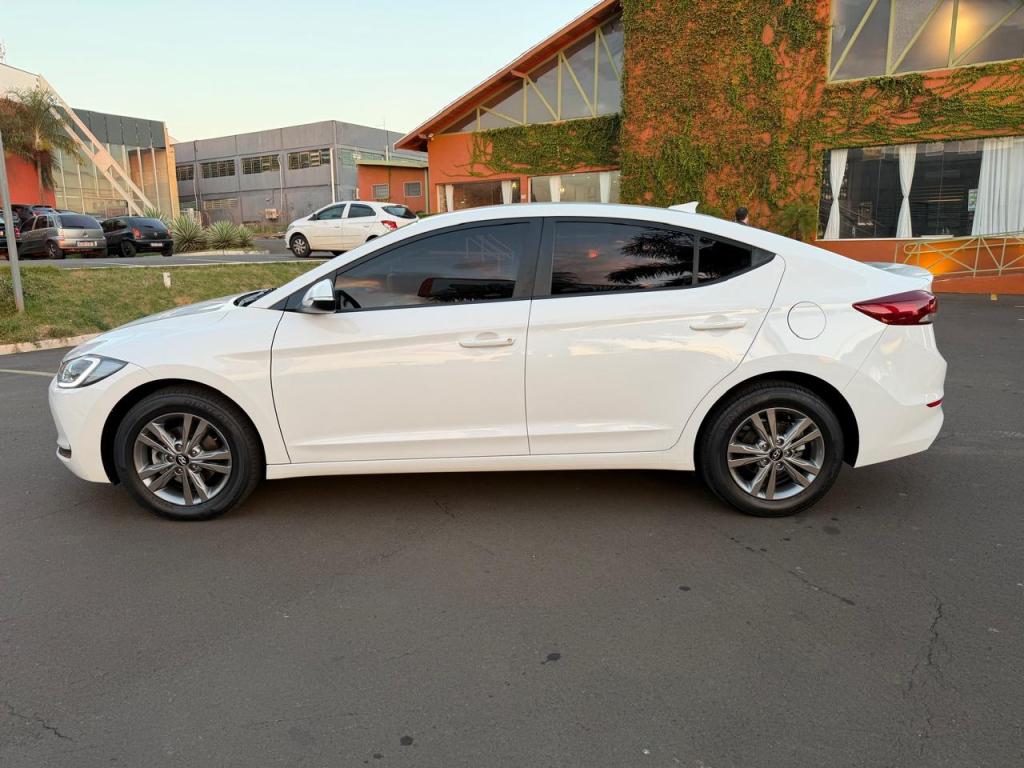 HYUNDAI Elantra - Foto