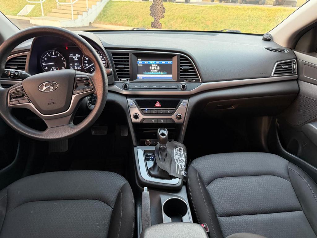 HYUNDAI Elantra - Foto