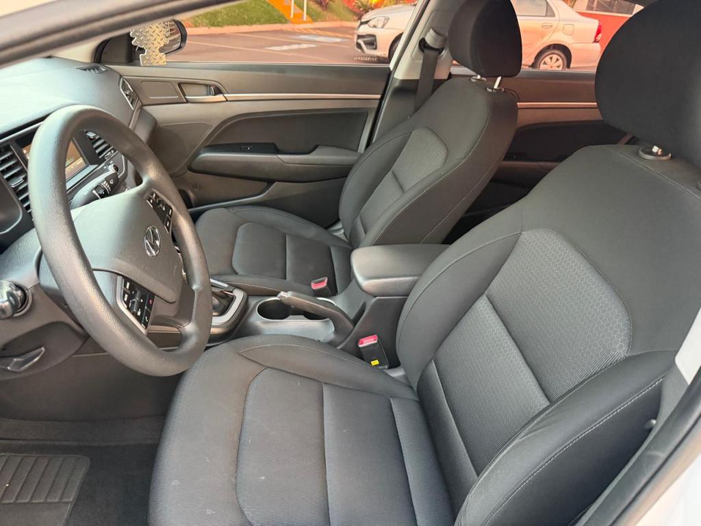 HYUNDAI Elantra - Foto