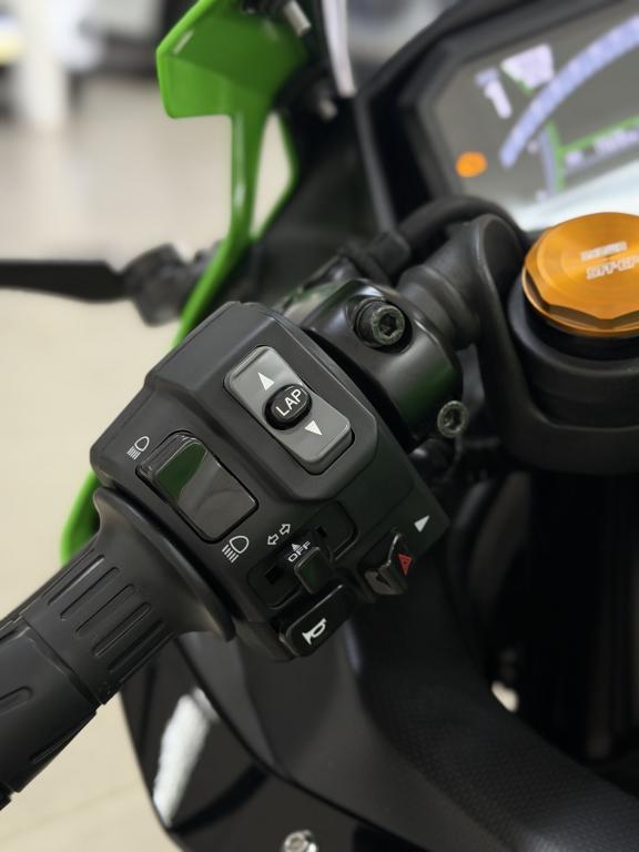 KAWASAKI ZX-4R - Foto