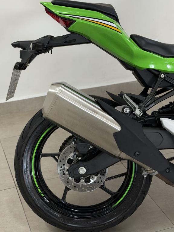 KAWASAKI ZX-4R - Foto