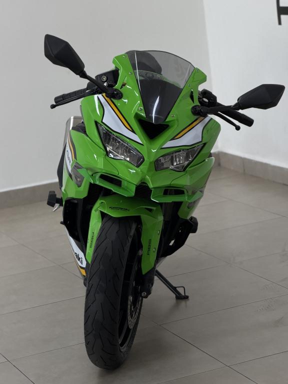 KAWASAKI ZX-4R - Foto