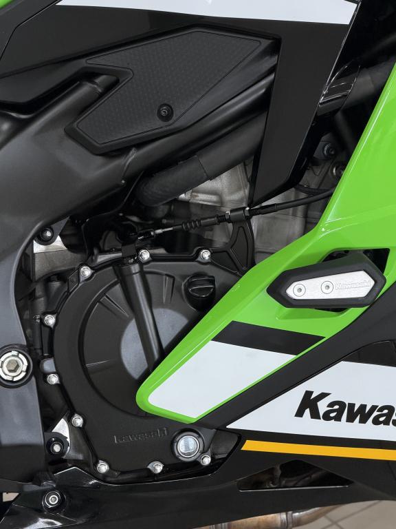 KAWASAKI ZX-4R - Foto