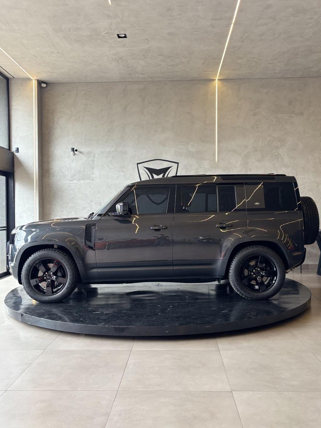 LAND ROVER Defender 110 - Foto