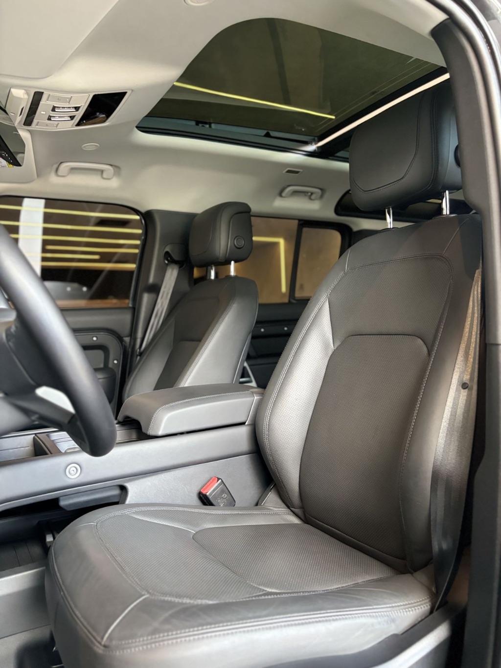 LAND ROVER Defender 110 - Foto