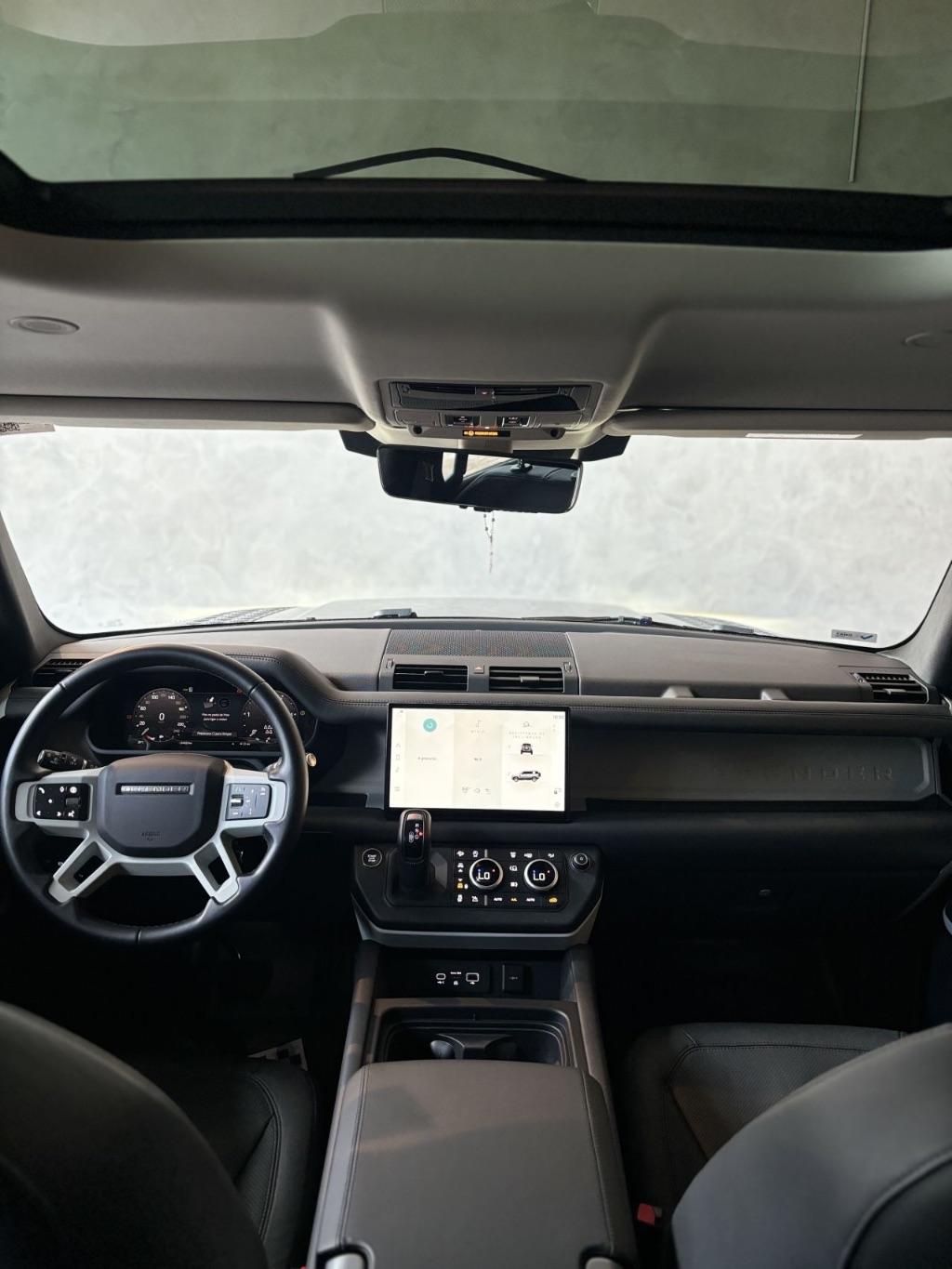 LAND ROVER Defender 110 - Foto