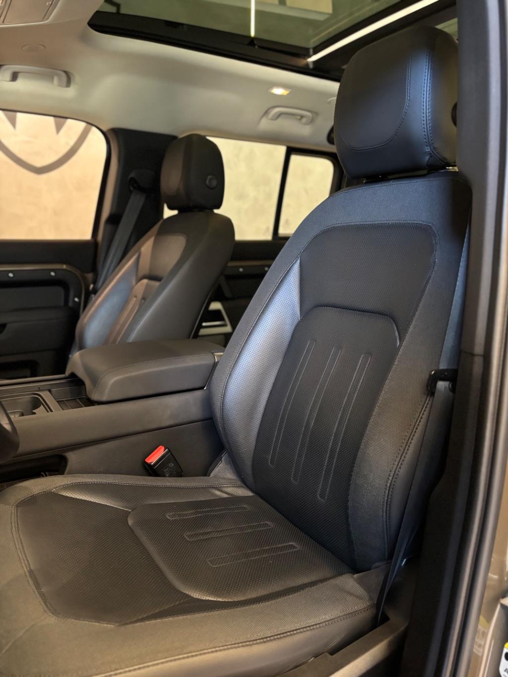 LAND ROVER Defender 110 - Foto