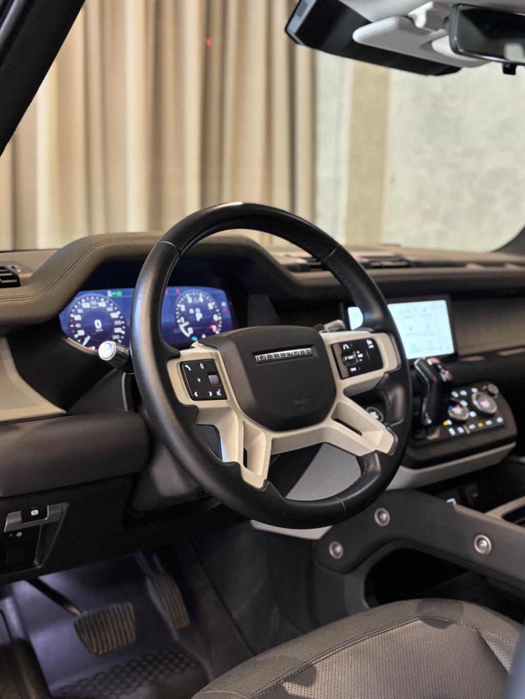 LAND ROVER Defender 110 - Foto